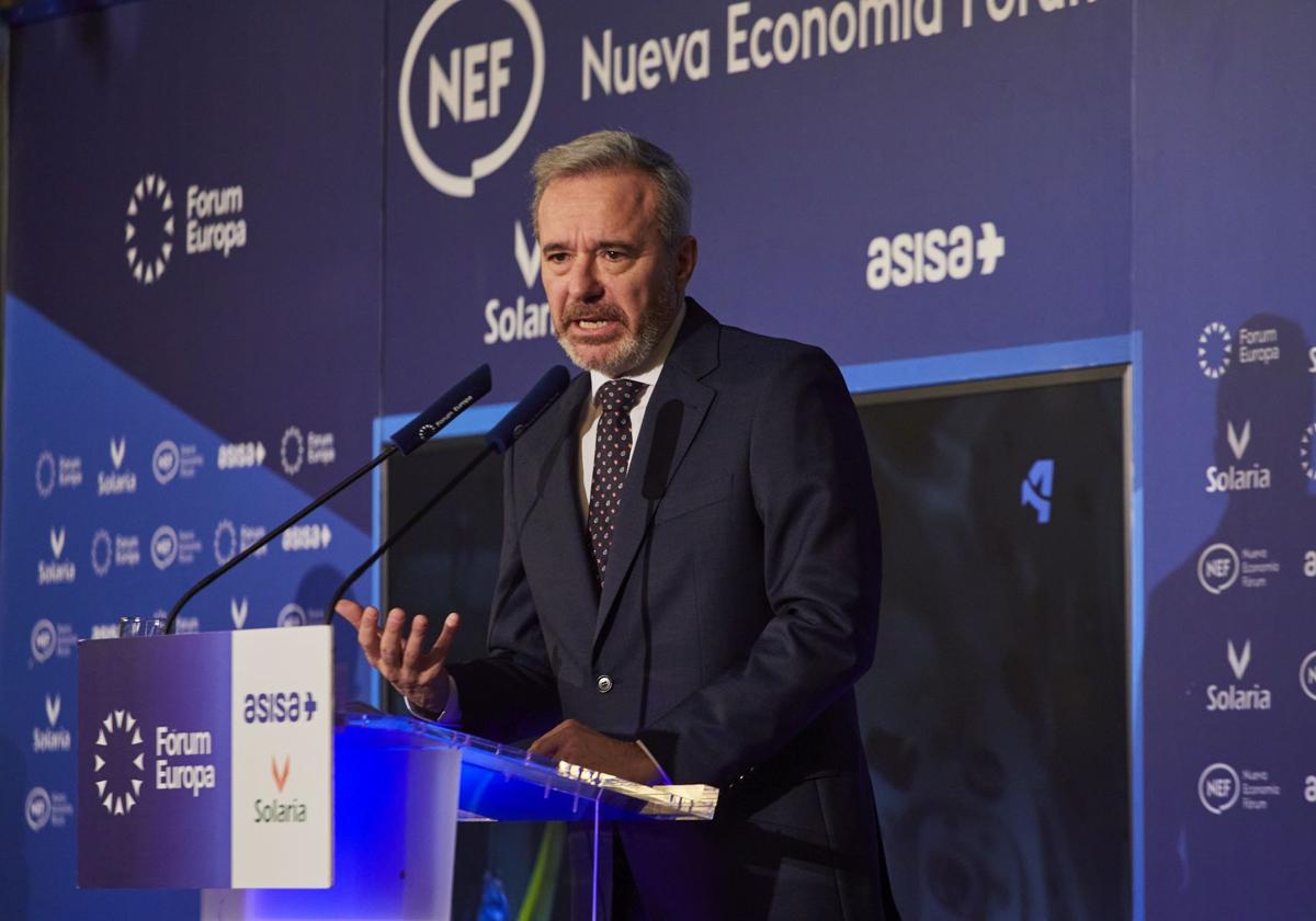 Jorge Azcón, presidente de Aragón, durante el desayuno informativo