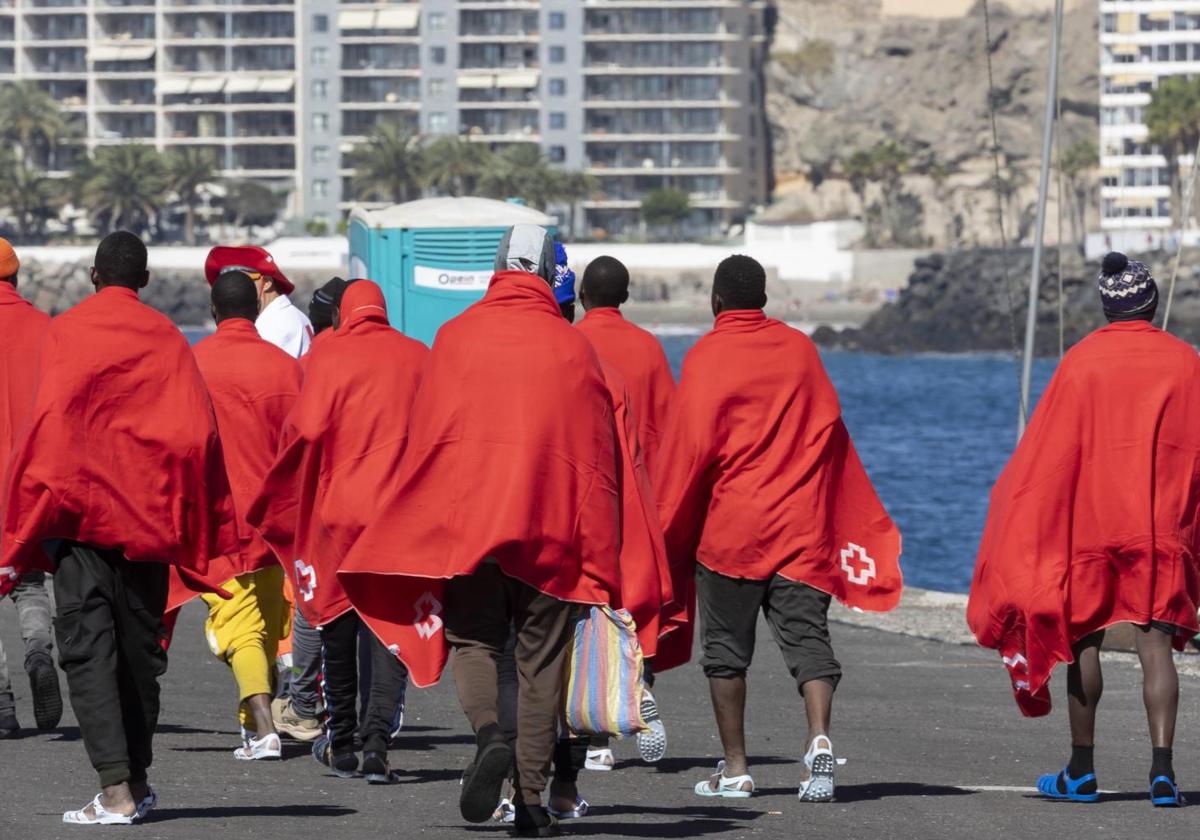 Salvamento Marítimo trasladando a hombres de origen subsahariano