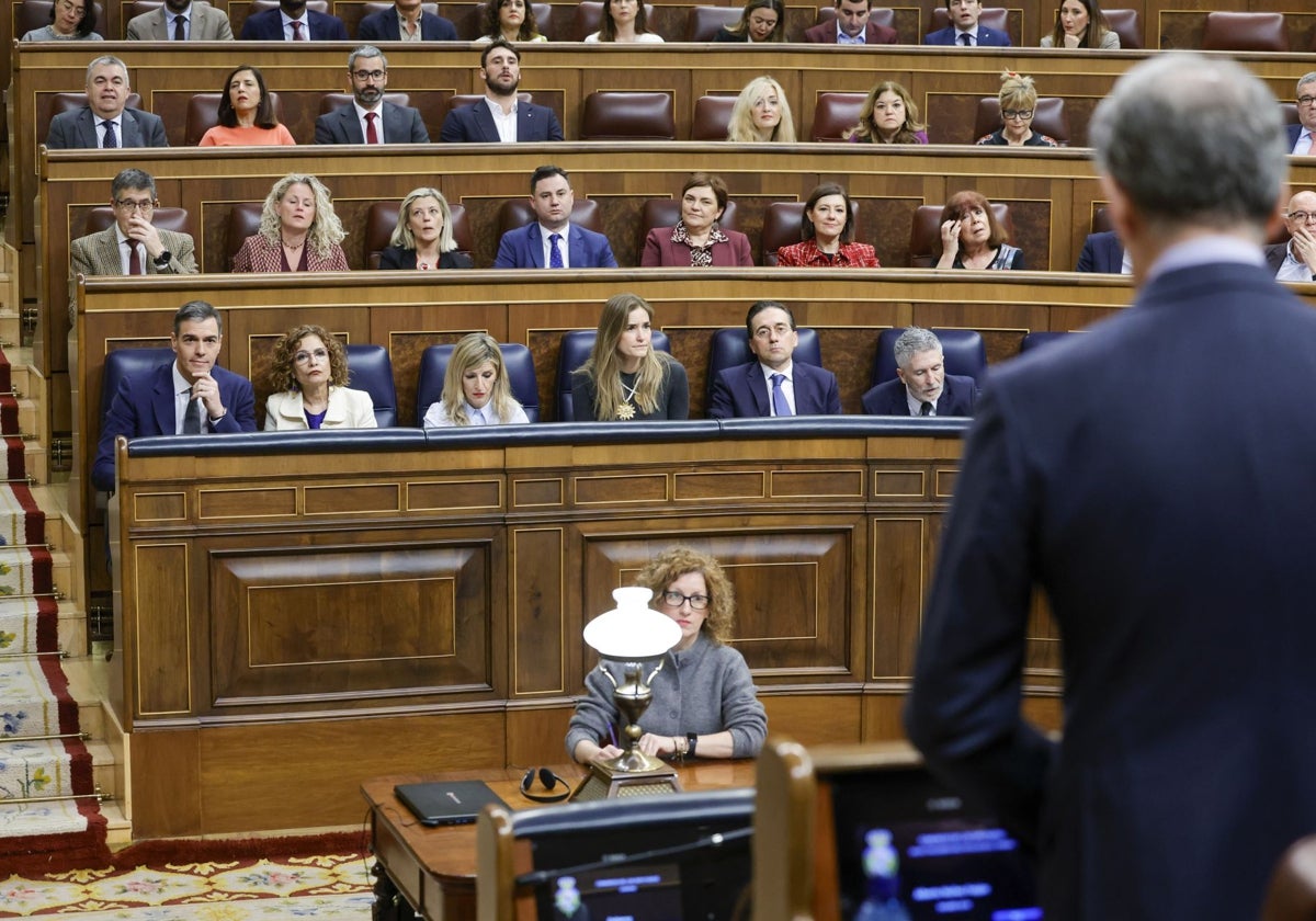 El presidente del PP, Alberto Núñez Feijóo, durante su pregunta al jefe del Ejecutivo, Pedro Sánchez, en la sesión de control del Congreso