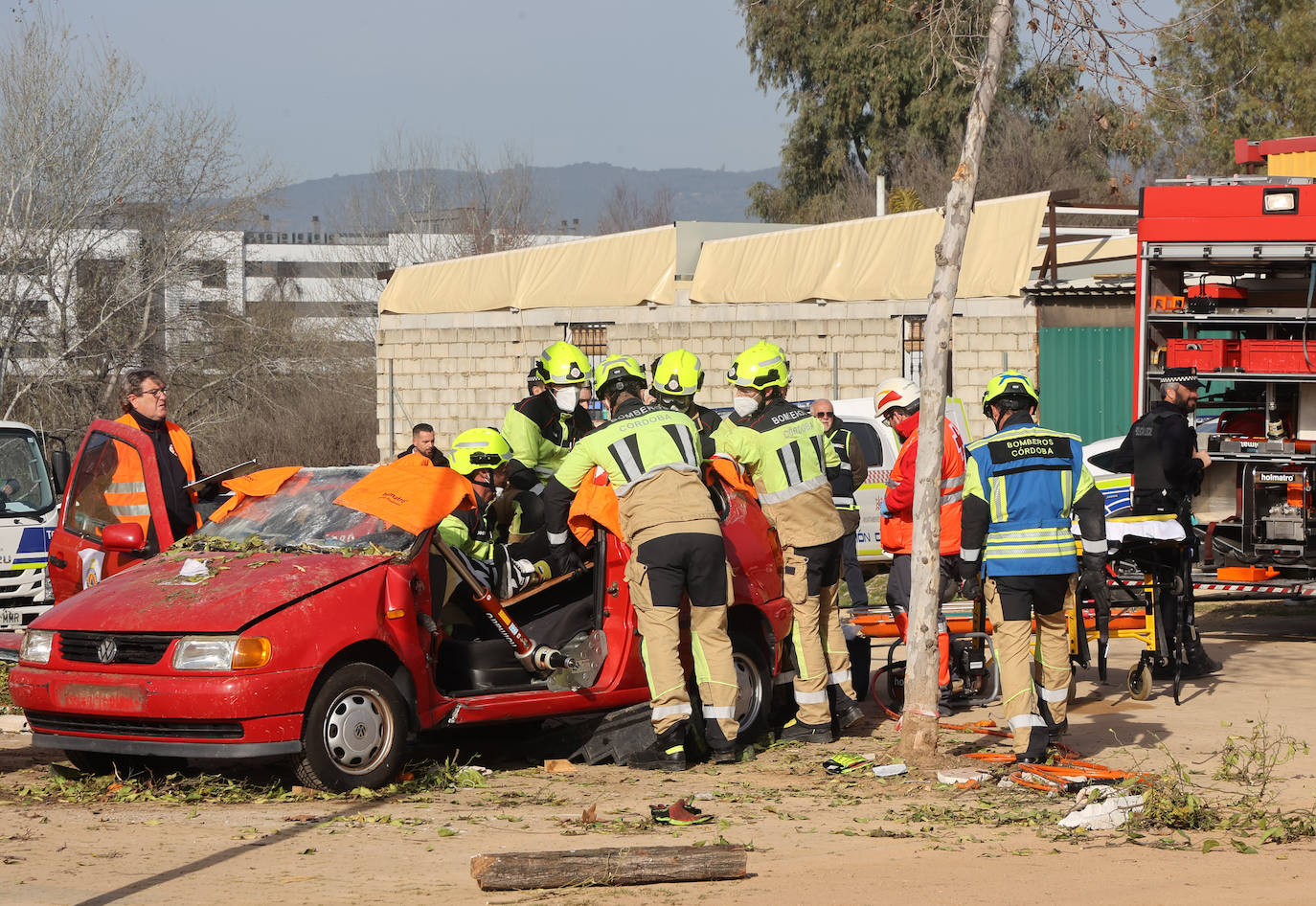 El simulacro de explosión en el recinto ferial de Córdoba, en imágenes