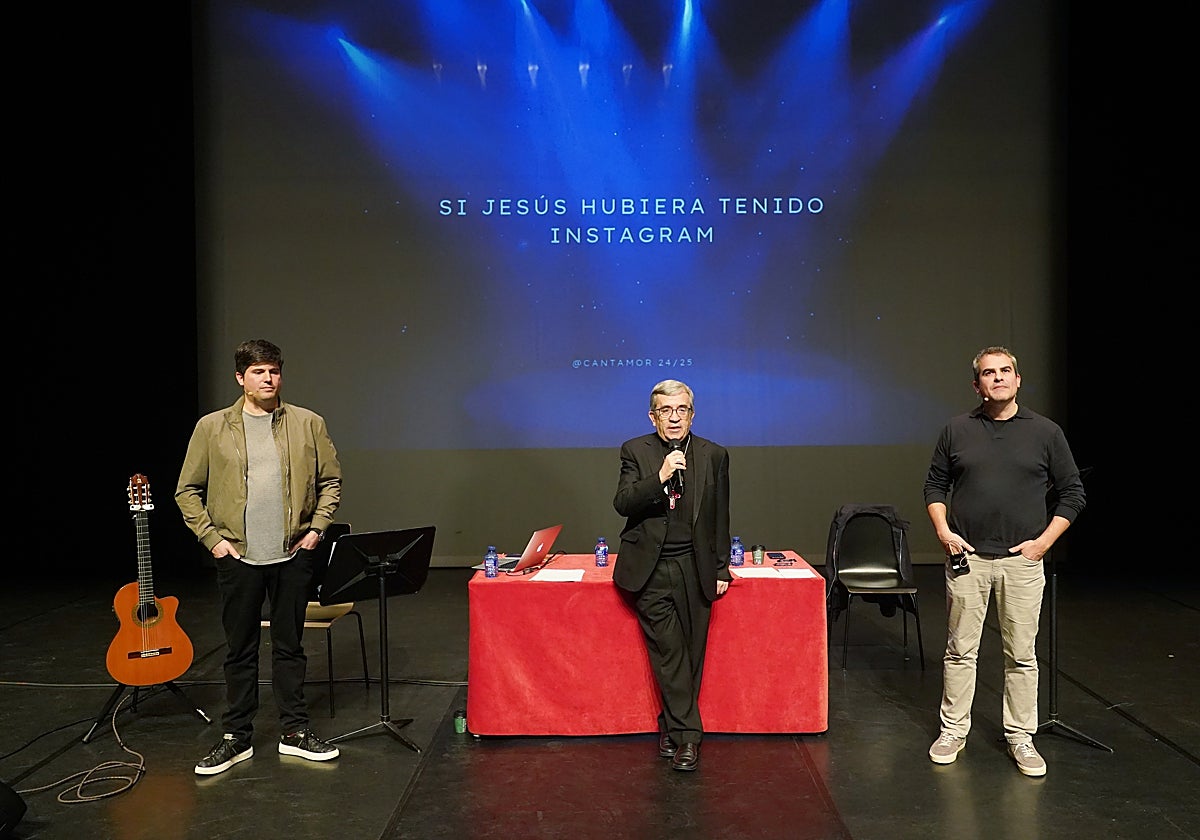 El arzobispo Luis Argüello, entre los dos creadores del musical, Sergio Merino y Goyo Casado