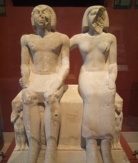 Imagen secundaria 2 - Acostumbrados a las grandes exposiciones o galerías que atesoran sarcófagos, grandes pinturas, papiros o culto escultórico a animales fetiche para los egipcios, la muestra sobre infancia y adolescencia que recalará en Córdoba viajaba desde lo minúsculo y cotidiano a lo trascednental, como las estelas funerarias. Todo un mundo interior. 