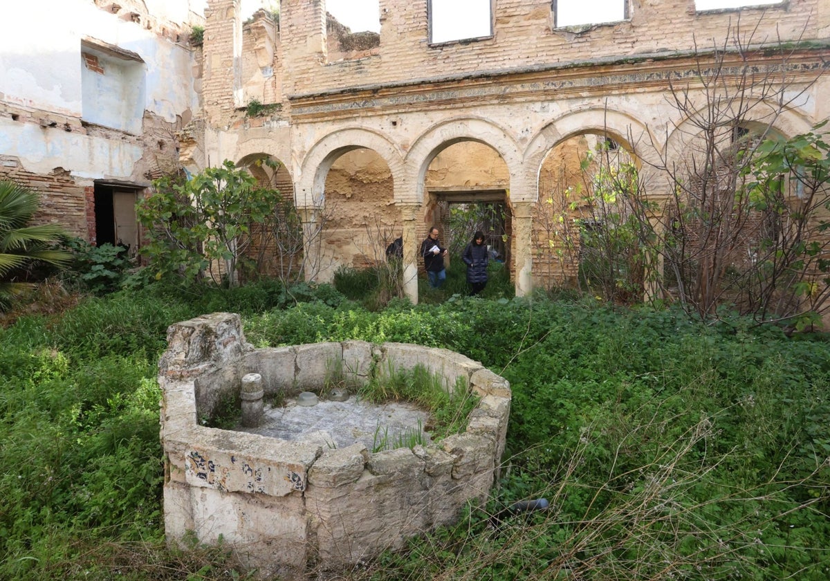 Fuente y galería del claustro del antiguo convento de Regina en Córdoba
