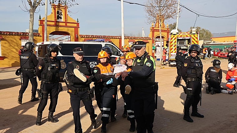 Un joven es trasladado hasta la zona segura por los agentes de distintos cuerpos de seguridad del Estado