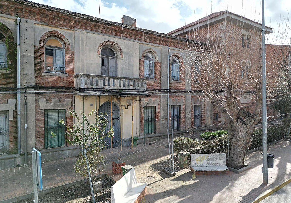 El edificio, de los años 30 del siglo pasado, ya vallado