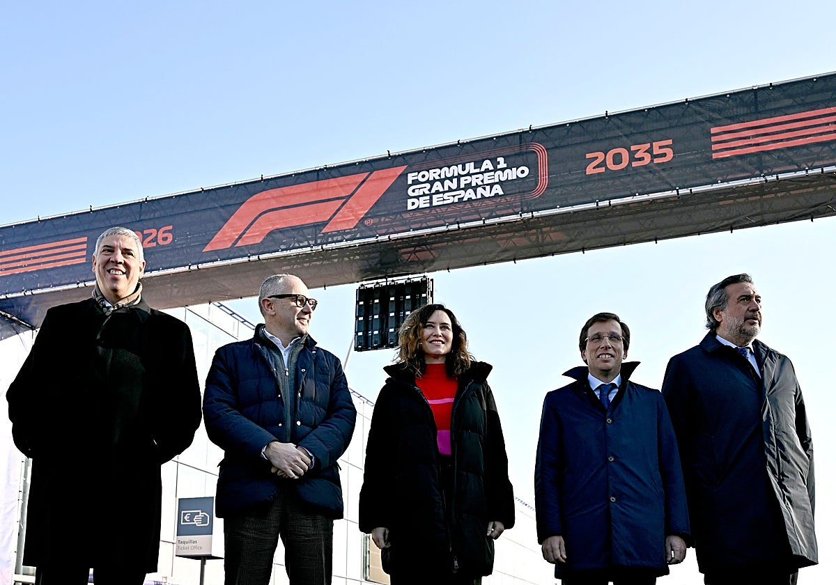 Isabel Díaz Ayuso y José Luis Martínez-Almeida junto al presidente del centro de congresos IFEMA, José Vicente Mozos y el director general del grupo de Fórmula 1, Stefano Domenicali