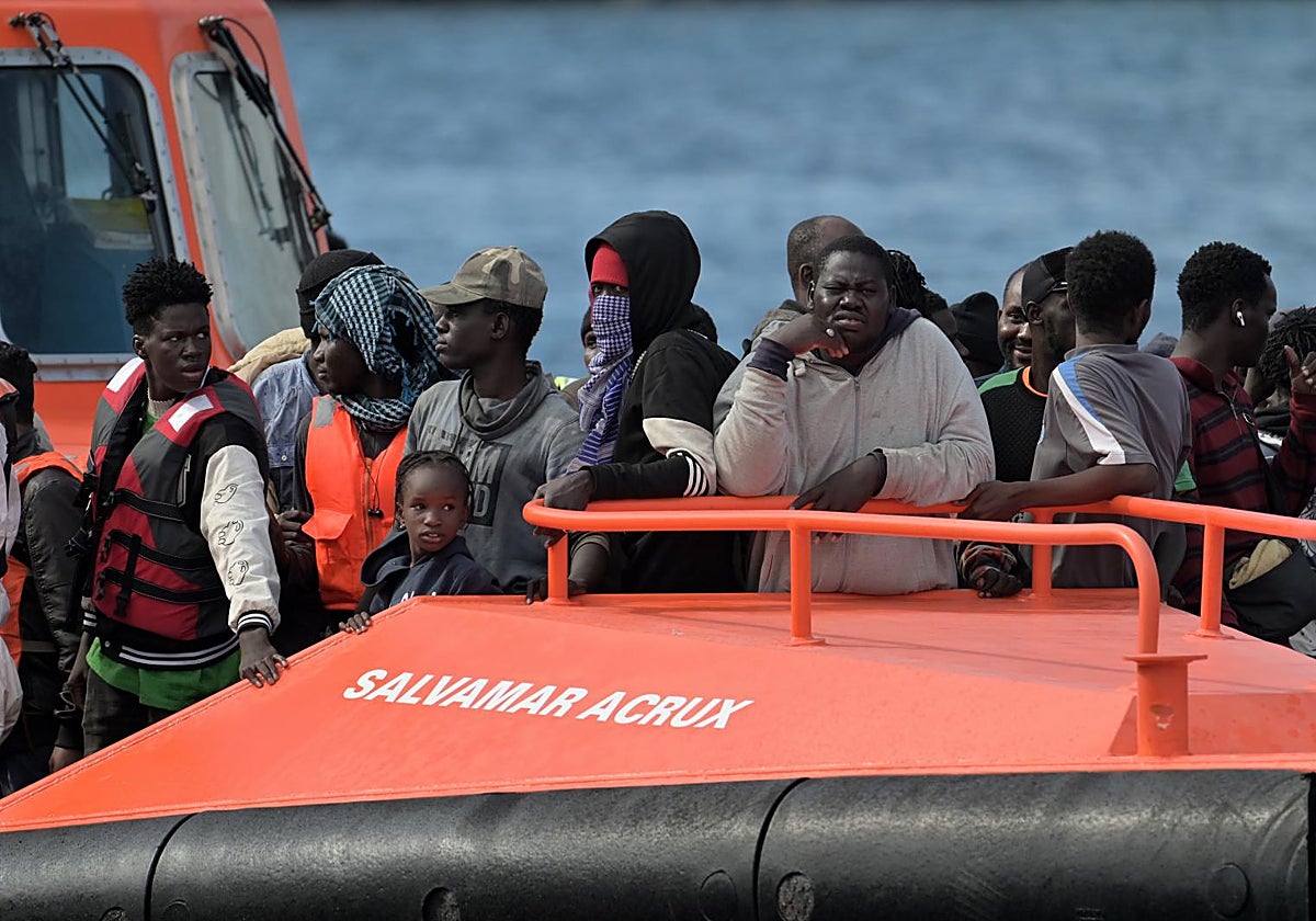 El buque de Salvamento Marítimo Salvamar Acrux en el rescate de una embarcación en El Hierro en noviembre