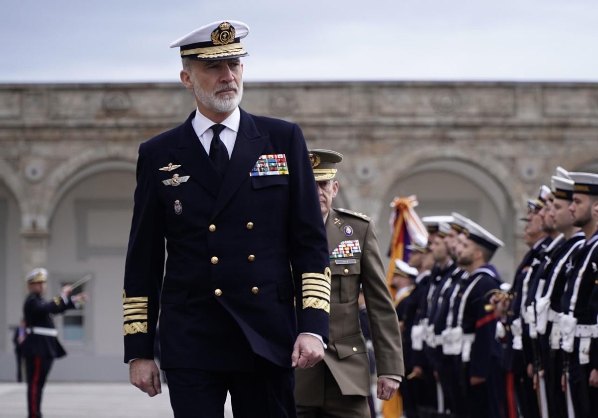 El Rey Don Felipe este jueves pasando revista en el Arsenal Militar de Ferrol