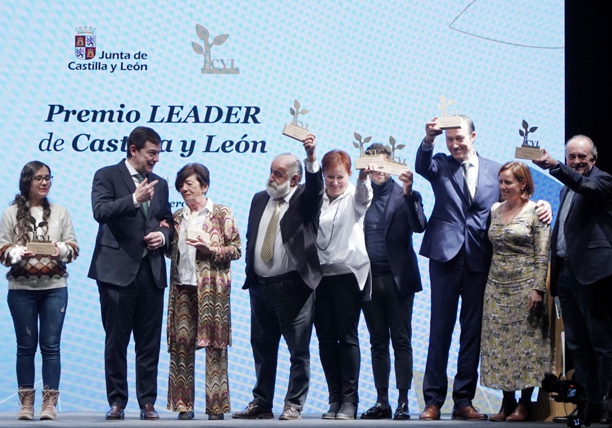 El presidente de la Junta, Alfonso Fernández Mañueco, junto a los galardonados con los premios Leader de Castilla y León