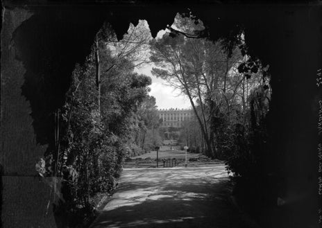 Imagen secundaria 1 - El interior del Túnel de Bonaparte. Vista de los jardines del Campo del Moro, con el Palacio Real al fondo en 1931 . María Corzo y José Luis Sancho, durante la presentación de los trabajos de rehabilitación