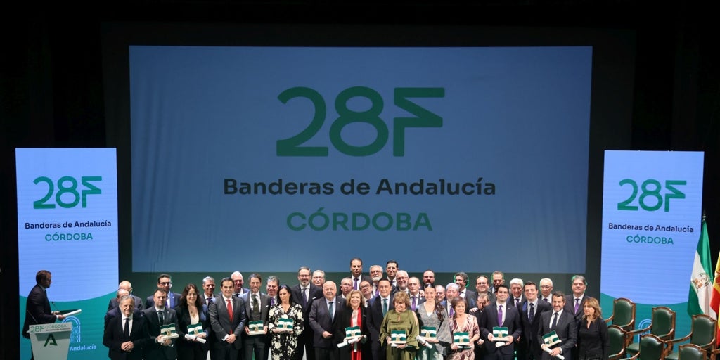 Banderas de Andalucía en Córdoba: los premiados las recogen como un reconocimiento al «esfuerzo»