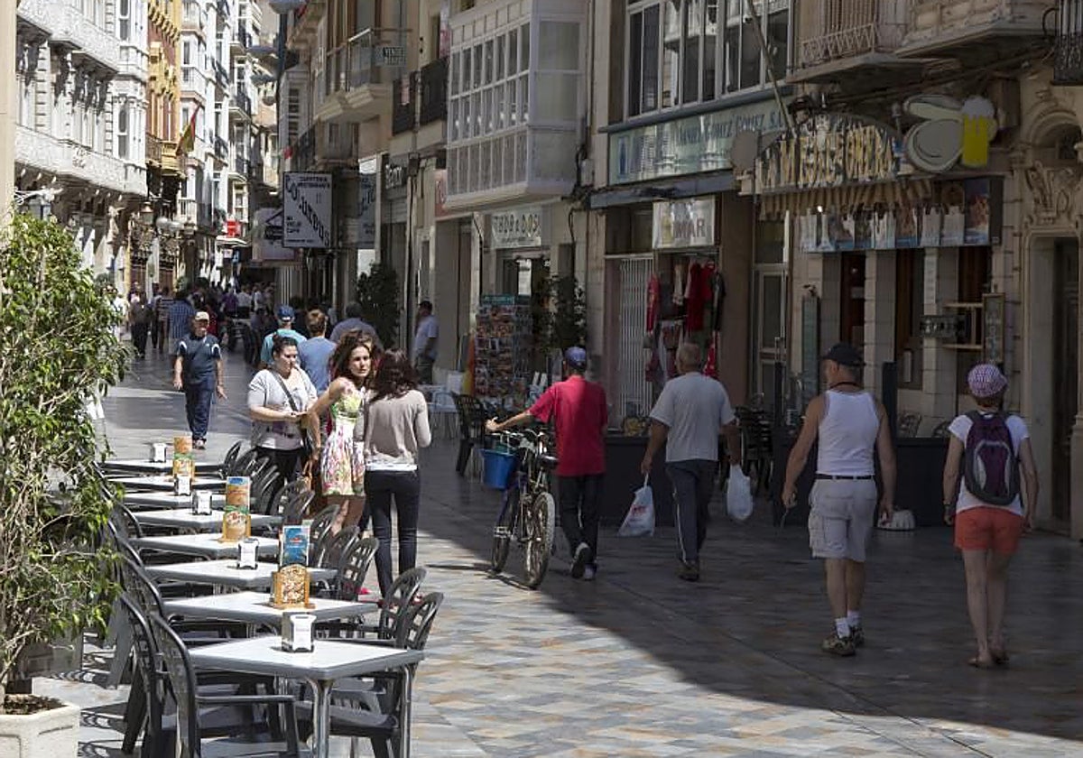 Varios transeúntes paseando por el casco antiguo de Cartagena