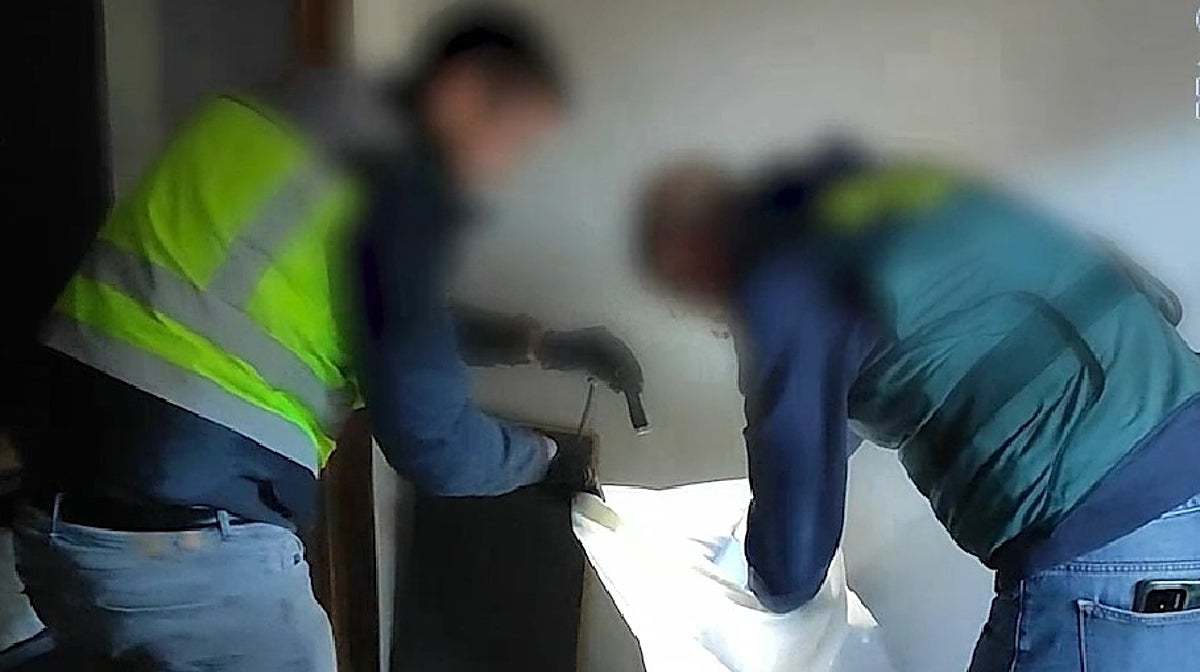 Un policía nacional y un guardia civil revisan material intervenido en la operación conjunta en Castellón