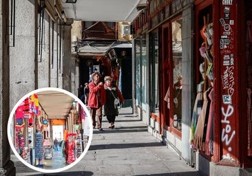 La Plaza Mayor desmantela sus 'escaparates' ilegales para turistas