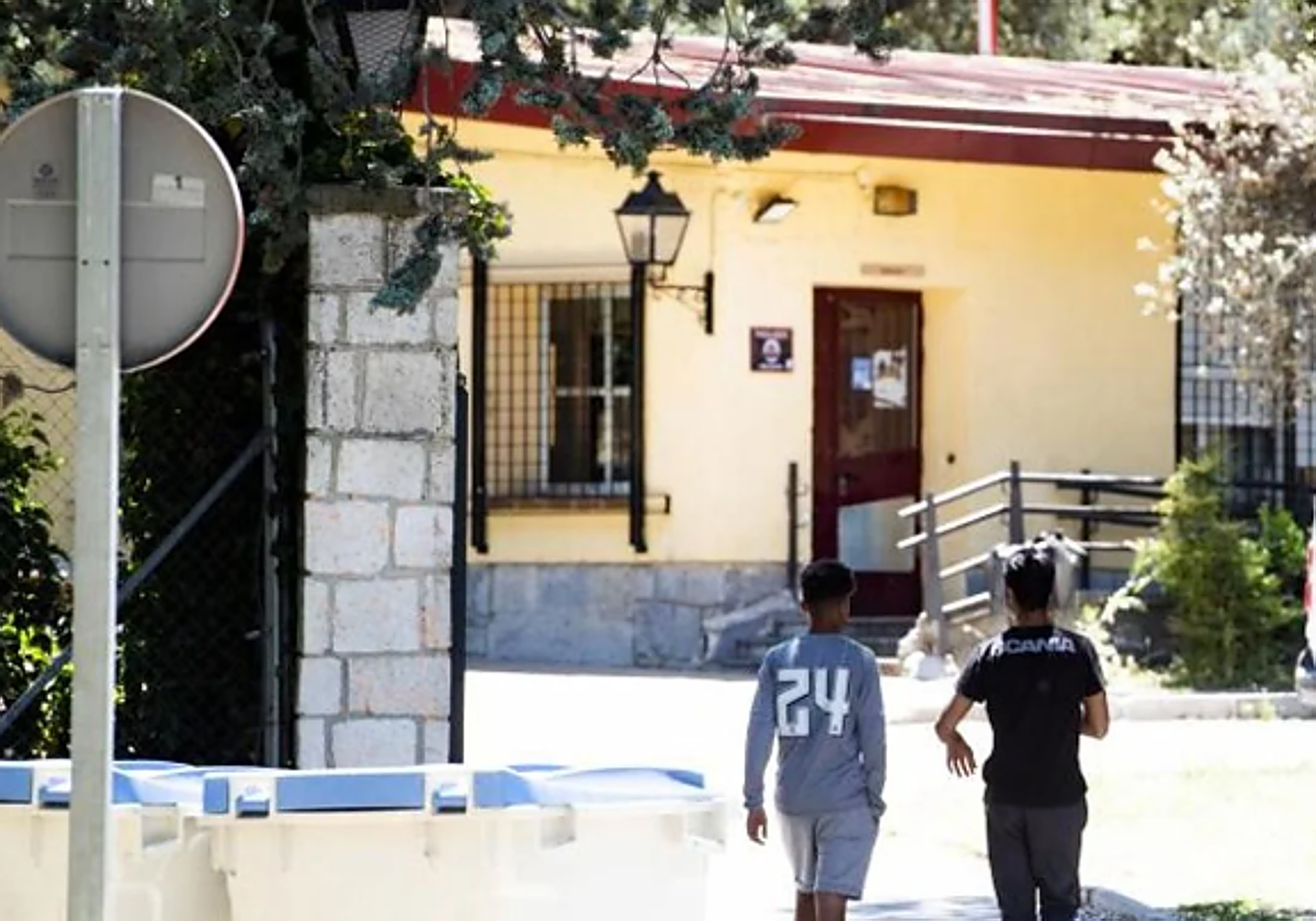 Menores extranjeros no acompañados entrando en un centro