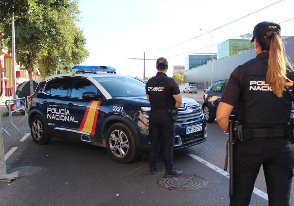 Imagen de dos agentes de Policía Nacional en la ciudad de Valencia