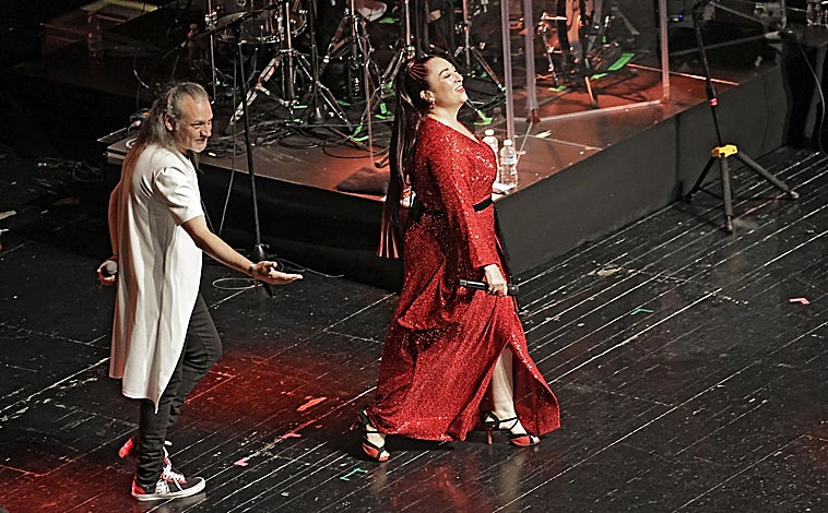 Imagen principal - Imágenes de archivo de varios de los cantantes programados, en conciertos recientes: Camela, Recycled J y Rulo y la contrabanda