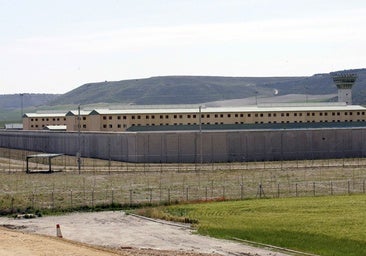 Un preso arroja al suelo, patea y arrastra por el pelo a una funcionaria de Dueñas (Palencia)