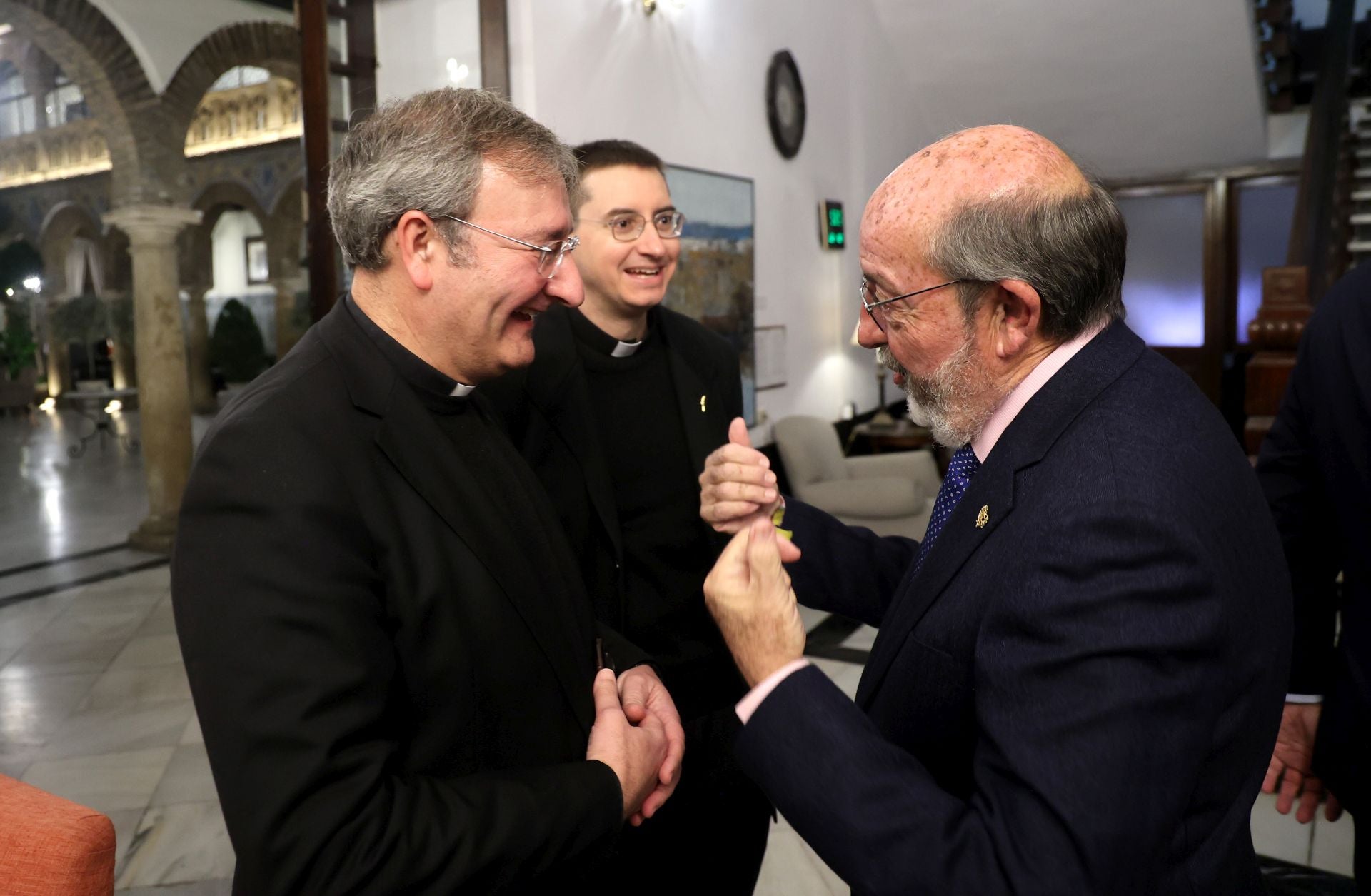 La entrega de la Medalla de Oro del Círculo de la Amistad al Cabildo Catedral de Córdoba, en imágenes