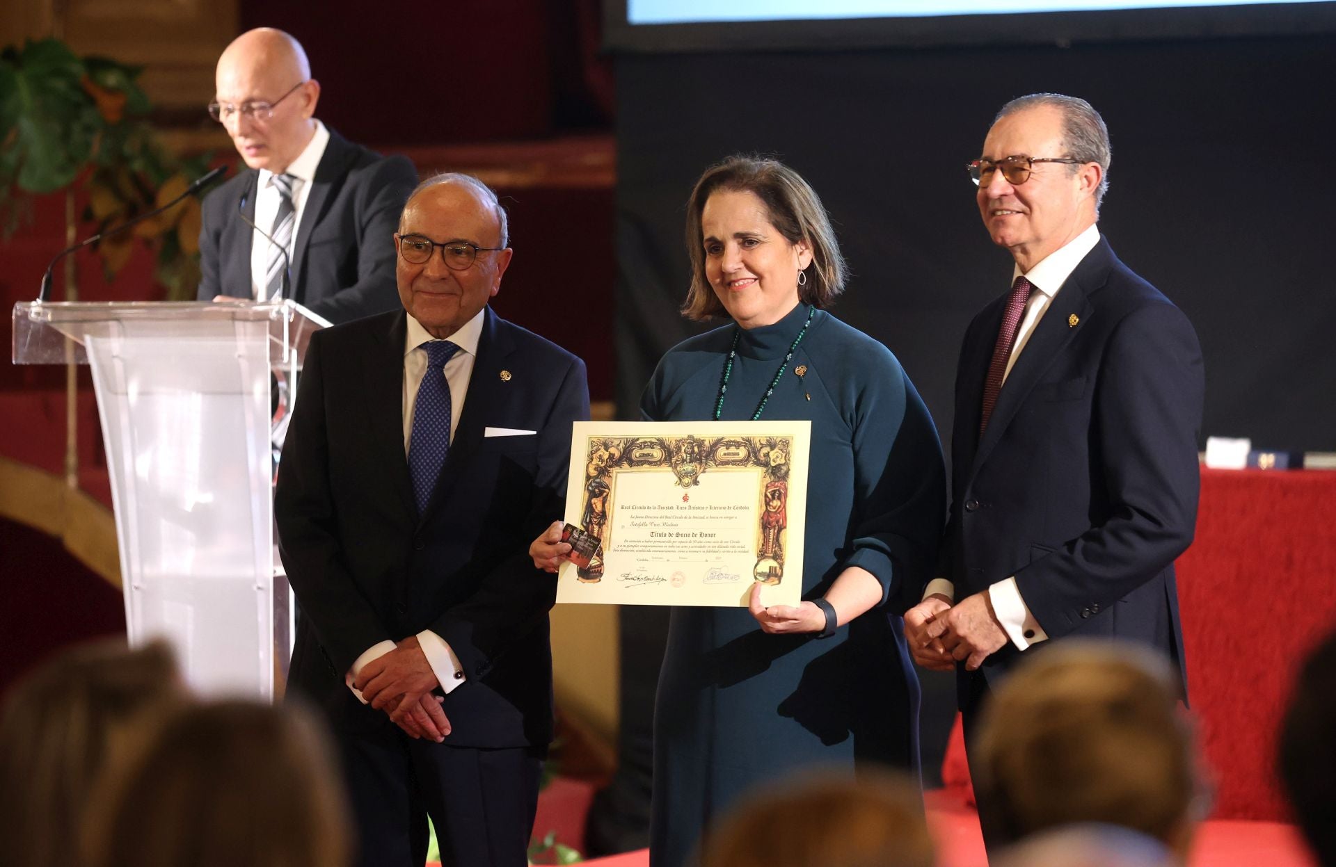 La entrega de la Medalla de Oro del Círculo de la Amistad al Cabildo Catedral de Córdoba, en imágenes