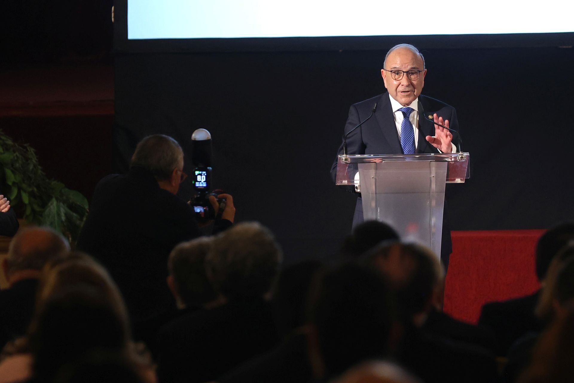 La entrega de la Medalla de Oro del Círculo de la Amistad al Cabildo Catedral de Córdoba, en imágenes