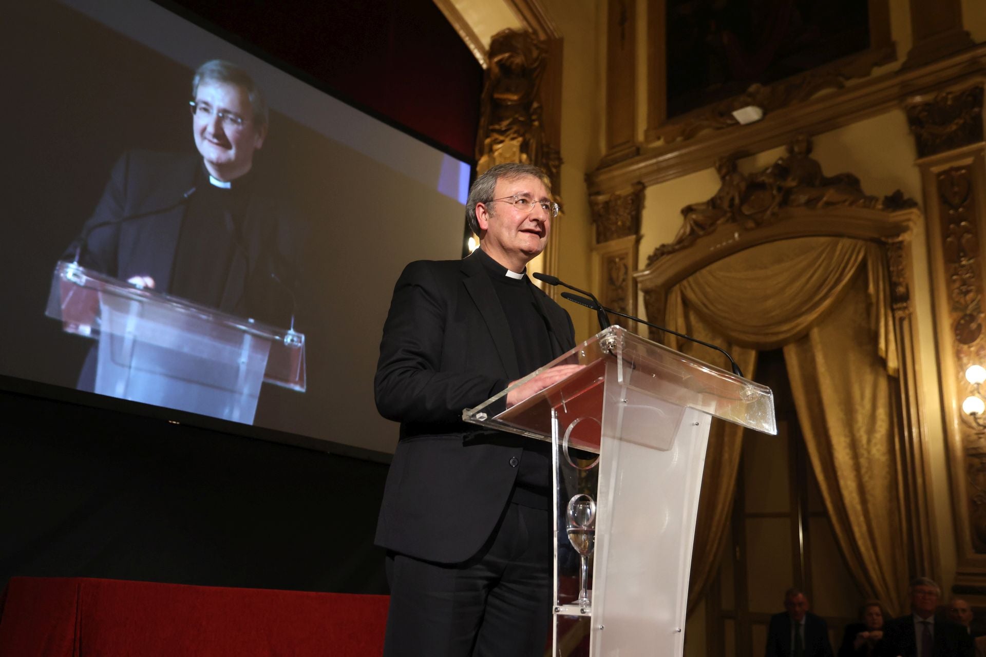 La entrega de la Medalla de Oro del Círculo de la Amistad al Cabildo Catedral de Córdoba, en imágenes
