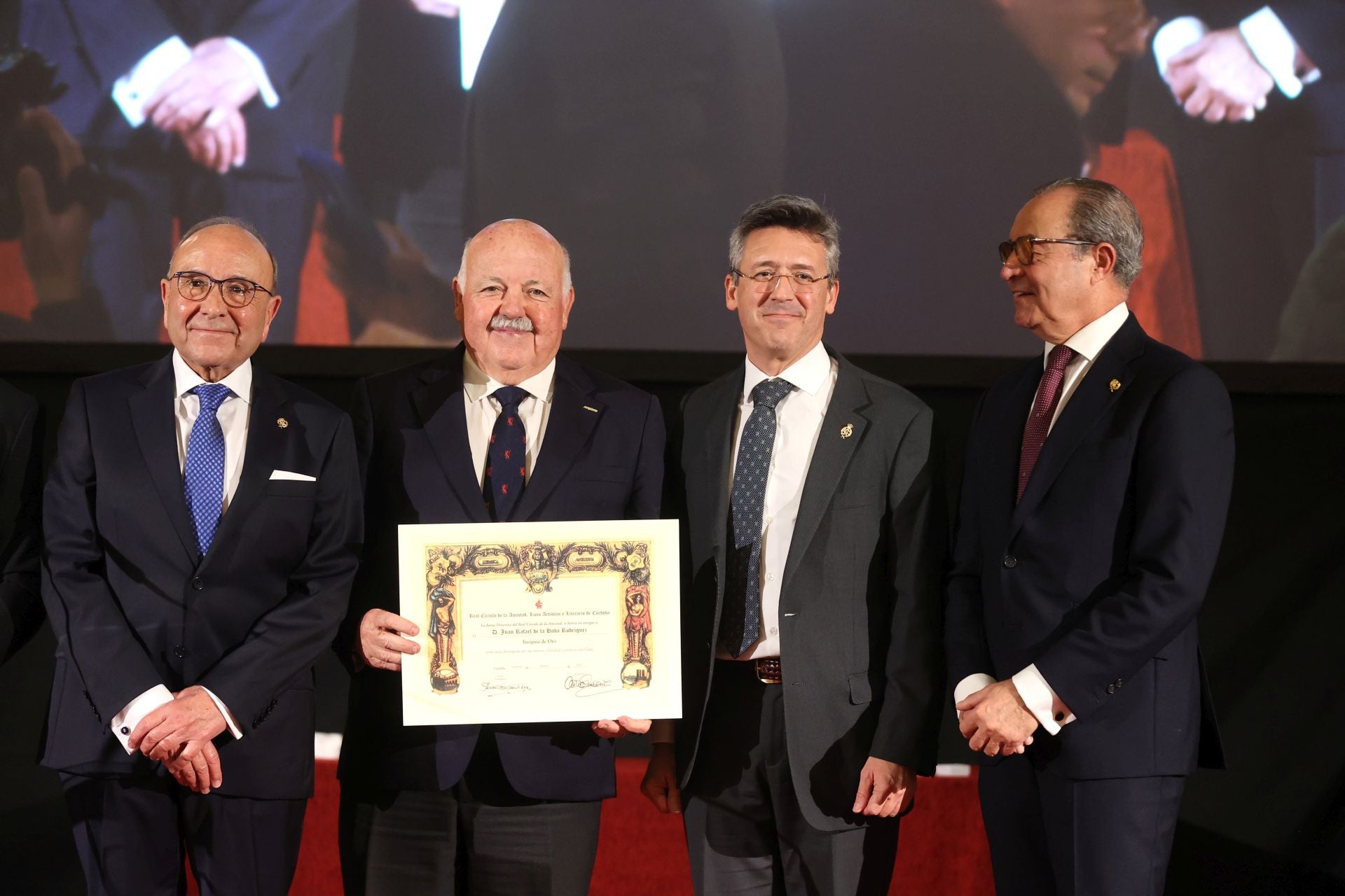 La entrega de la Medalla de Oro del Círculo de la Amistad al Cabildo Catedral de Córdoba, en imágenes