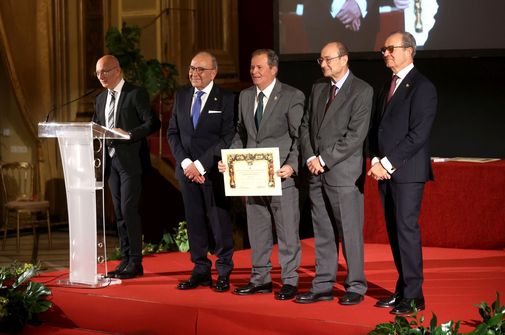 La entrega de la Medalla de Oro del Círculo de la Amistad al Cabildo Catedral de Córdoba, en imágenes