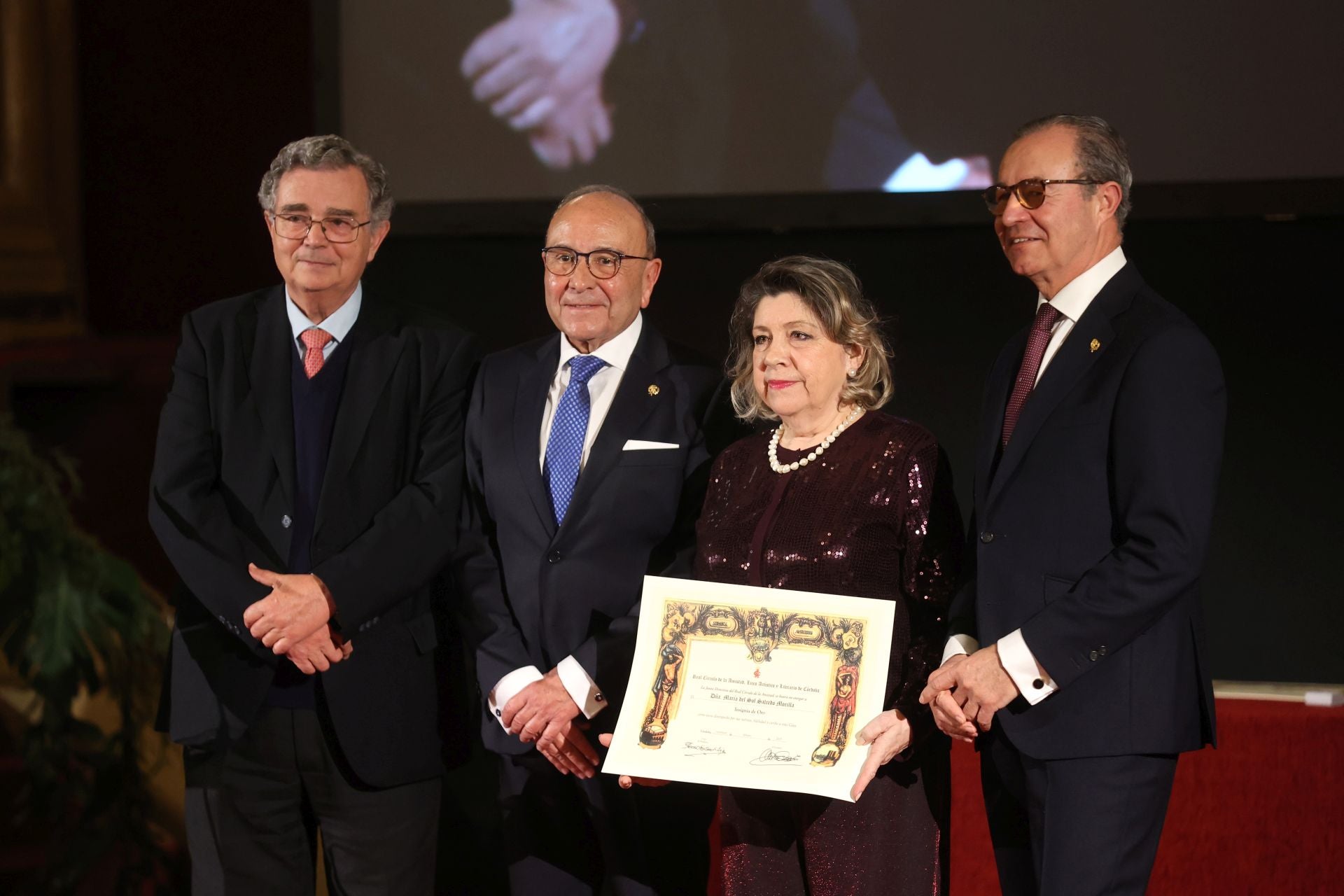 La entrega de la Medalla de Oro del Círculo de la Amistad al Cabildo Catedral de Córdoba, en imágenes