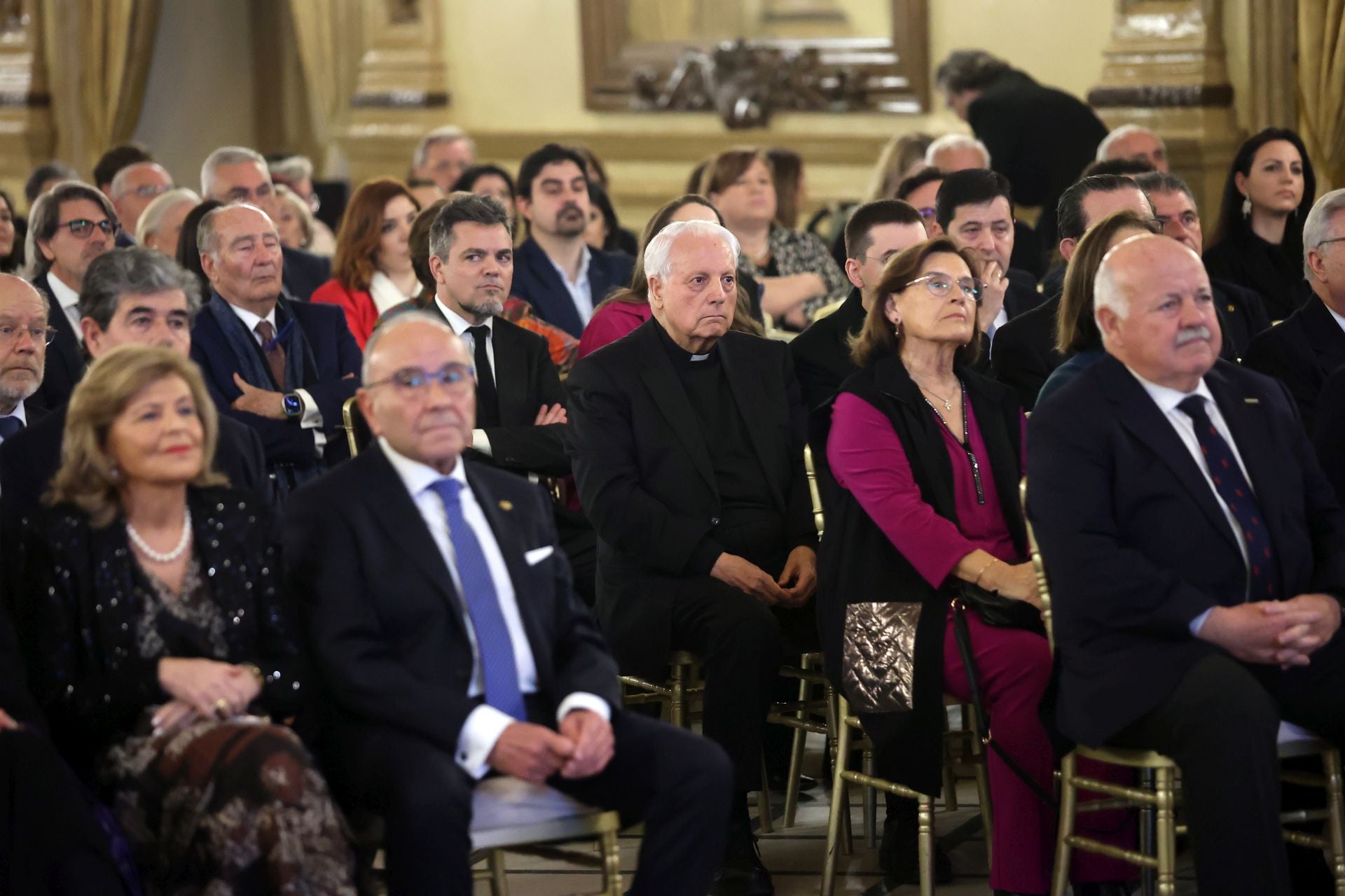 La entrega de la Medalla de Oro del Círculo de la Amistad al Cabildo Catedral de Córdoba, en imágenes