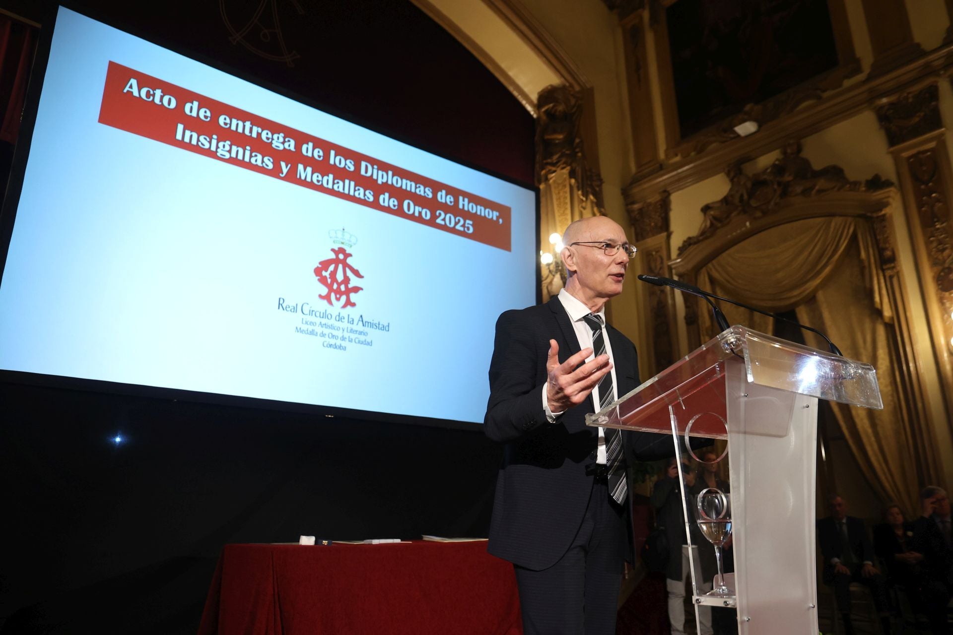 La entrega de la Medalla de Oro del Círculo de la Amistad al Cabildo Catedral de Córdoba, en imágenes