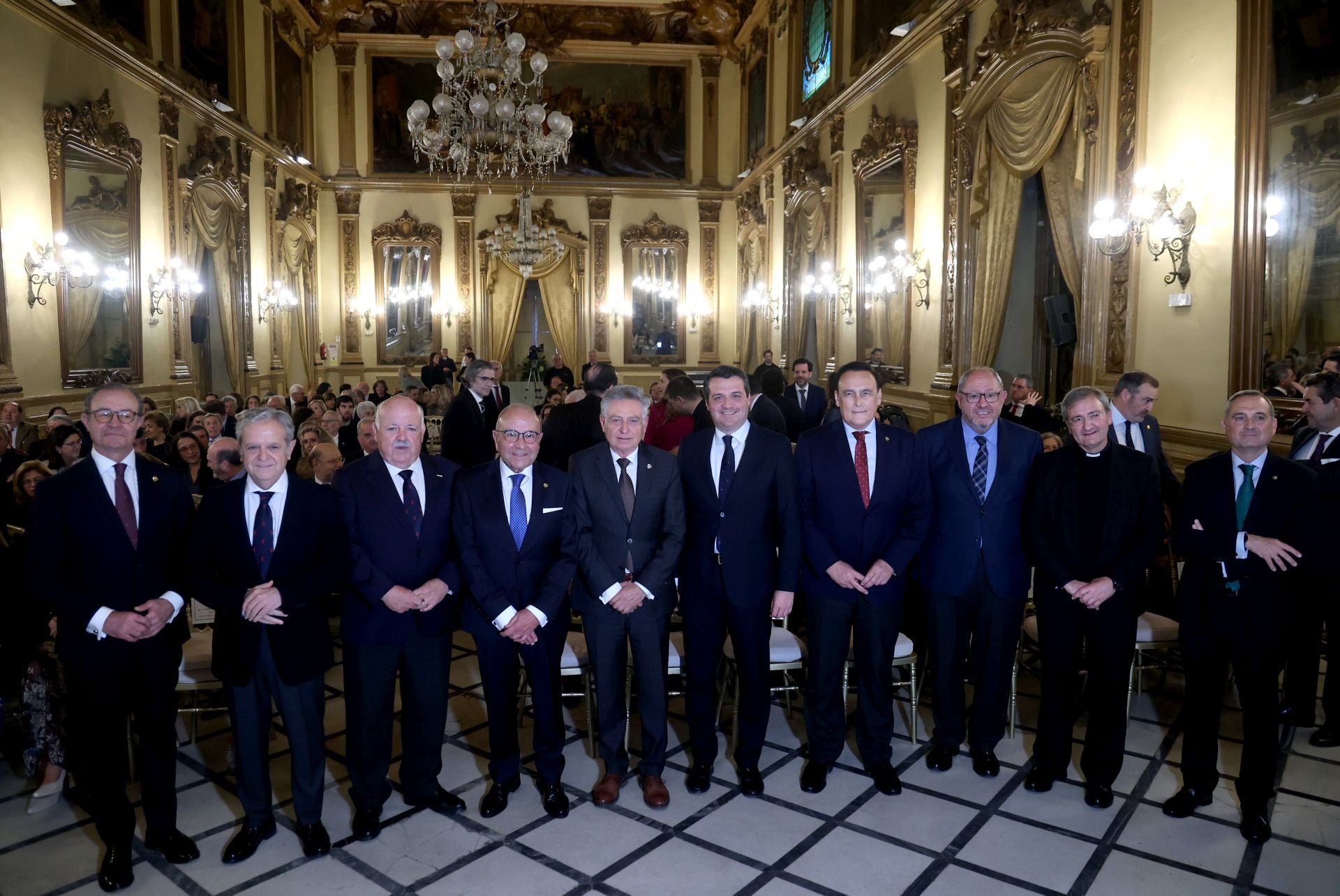 La entrega de la Medalla de Oro del Círculo de la Amistad al Cabildo Catedral de Córdoba, en imágenes