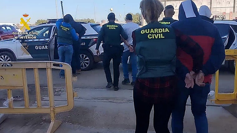 Varios detenidos, custodiados por los investigadores