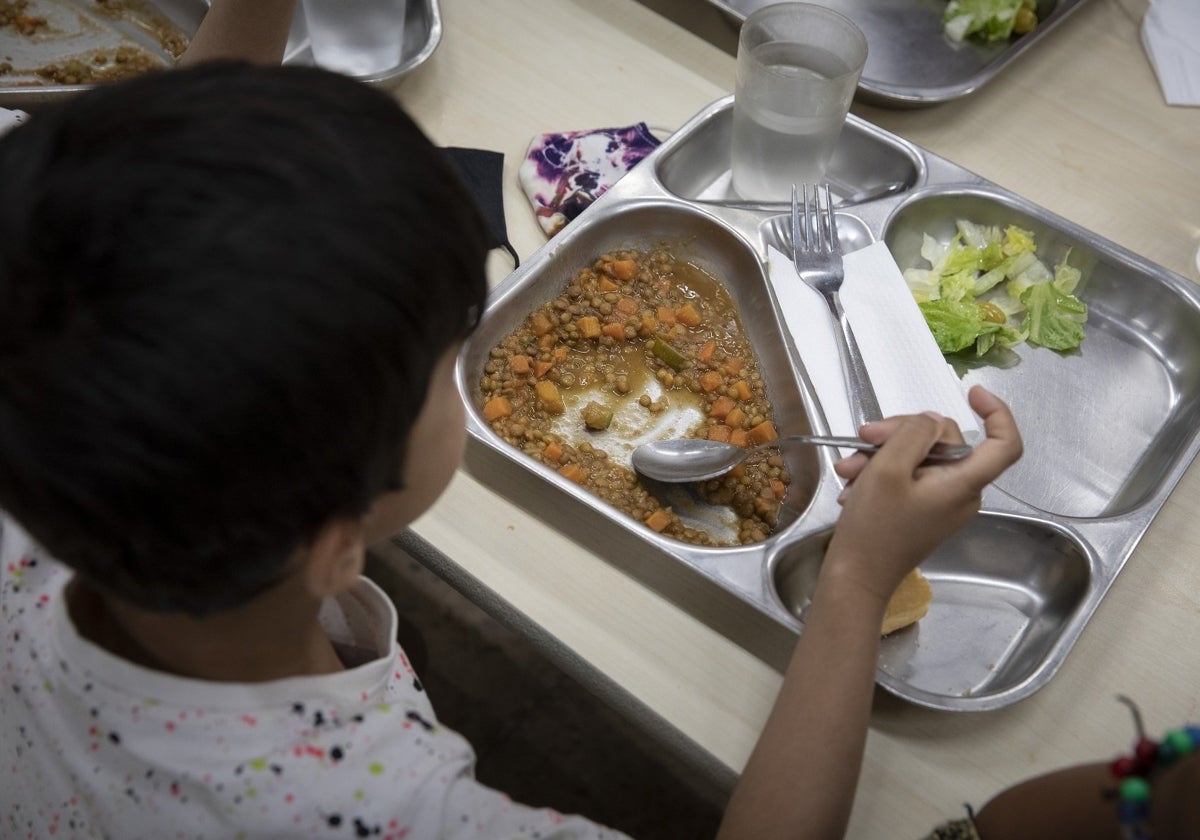 Un niño, ante el menú de un comedor escolar