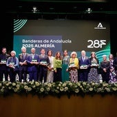 Foto de familia de los galardonados con las Banderas de Andalucía en Almería