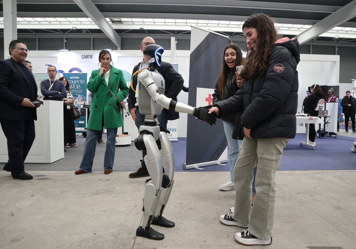 Una niña interactúa en la feria con el humanoide G1