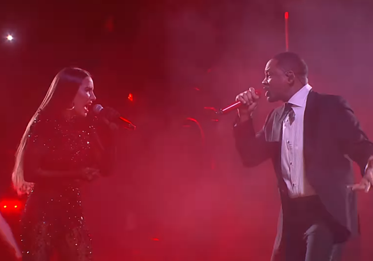 India Martínez y Will Smith, durante su actuación en los premios Lo Nuestro, cantando por primera vez 'First Love'