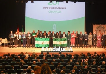 Foto de familia de los premiados en Granada