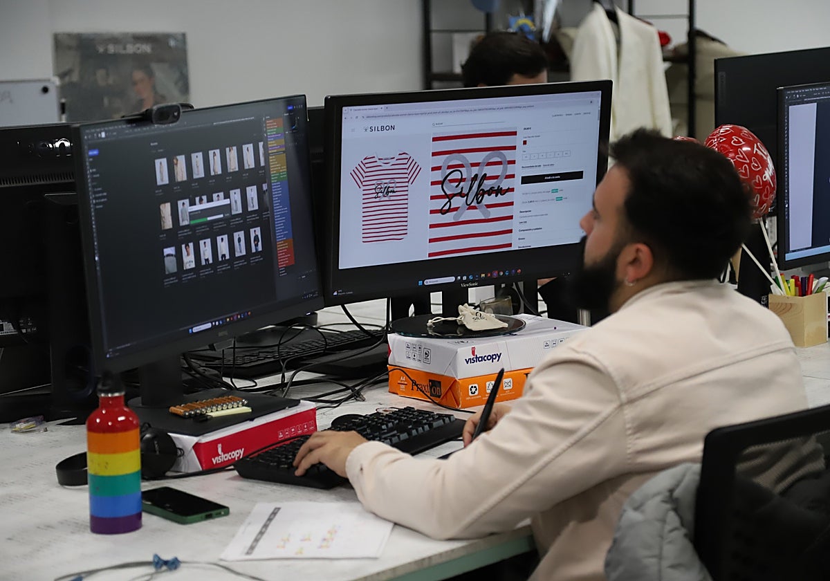 Un trabajador de la firma delante de su ordenador