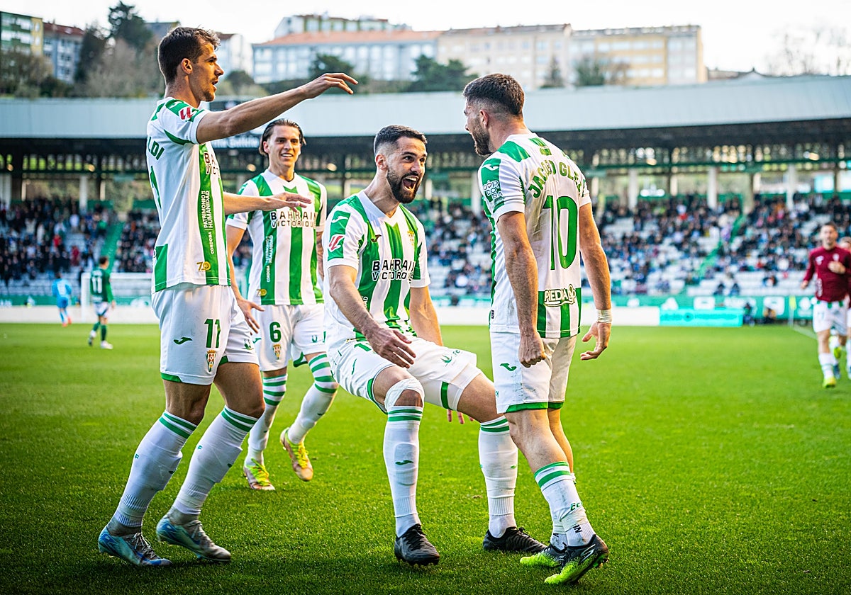 Los jugadores blanquiverdes celebran el gol de Jacobo en A Malata