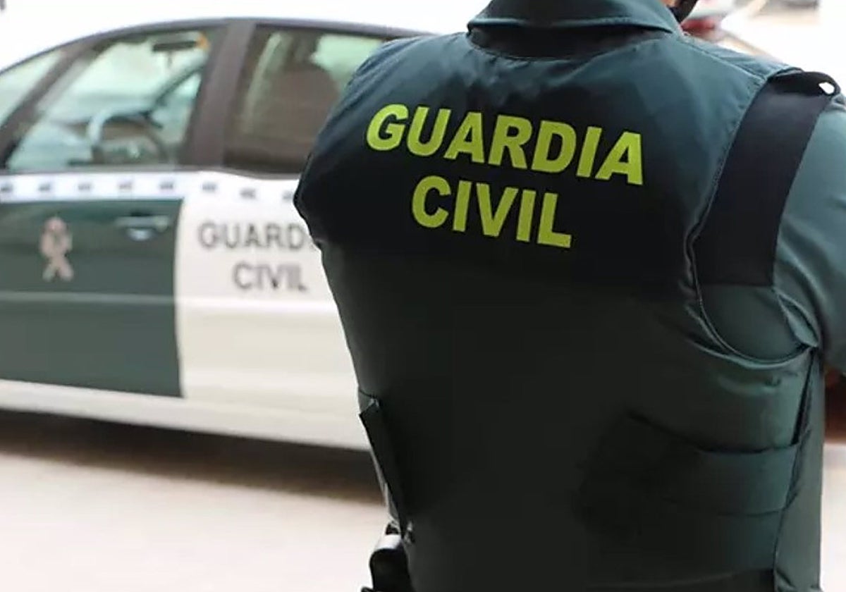 Un agente de la Guardia Civil de espaldas en imagen de archivo