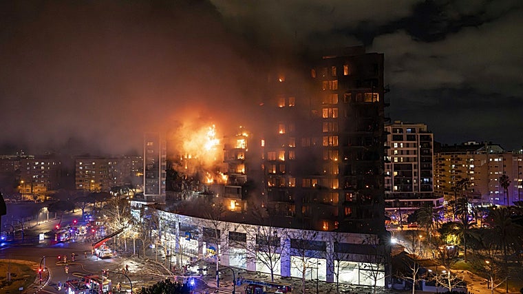 Imagen del incendio del edificio de Campanar tomada la tarde del 22 de febrero de 2024