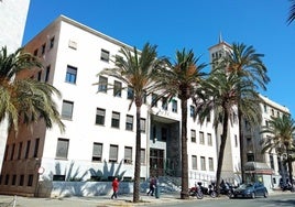 Absueltos dos acusados de lanzar a otro por la ventana de un tercer piso en Roquetas de Mar para echarlo