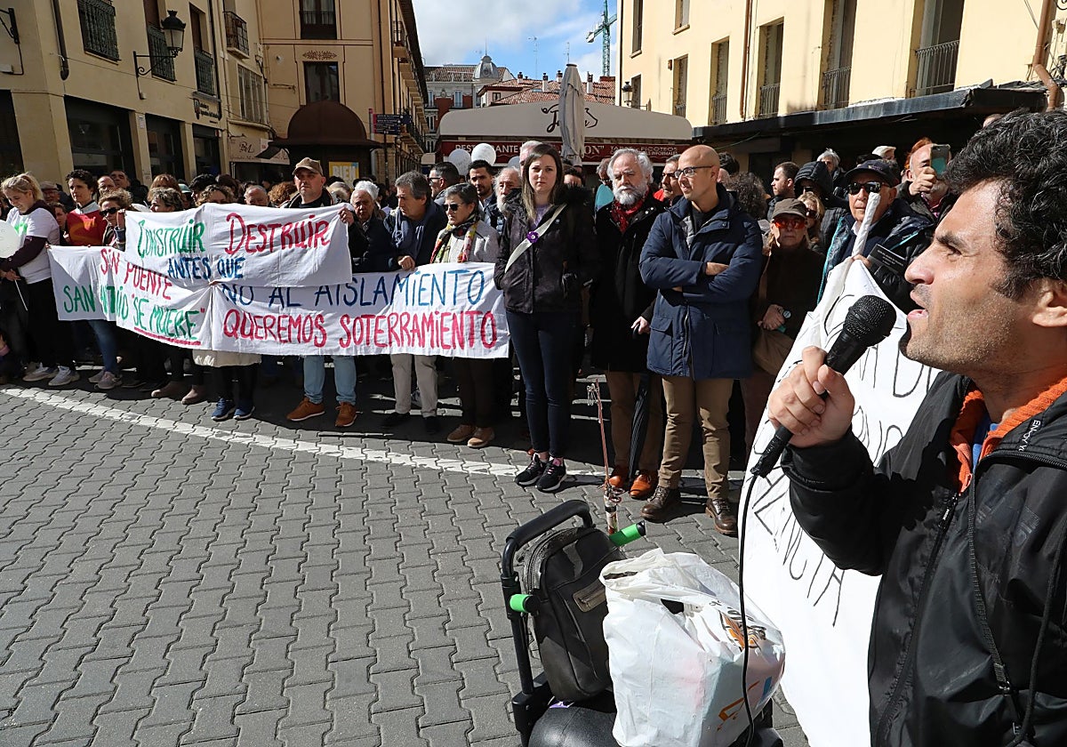 Medio centenar de personas se concentra para pedir a Puente la paralización de las obras del AVE a Cantabria y que no renuncie al soterramiento en Palencia