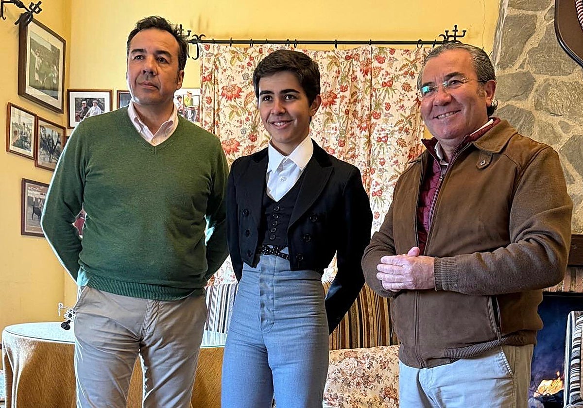 El novillero Manuel Román, entre sus dos nuevos apoderados