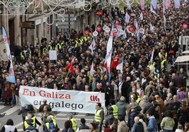 Miles de personas se manifiestan en Santiago ante la «emergencia lingüística extrema» del gallego