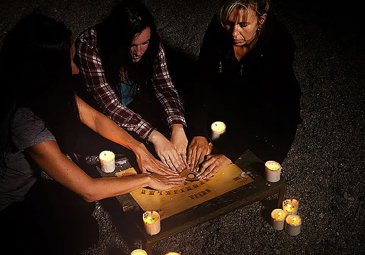 Una sesión de ouija puede producir efectos negativos en los participantes si se toma a la ligera