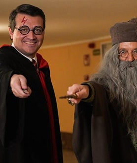 Imagen secundaria 2 - En la foto principal el alcalde Jose María Bellido vestido de Harry Potter junto al presidente de la Diputación Salvador Fuentes como mago de Hogwarts; debajo los concejales del PSOE Antonio Hurtado y Carmen González con atuendos de temática japonesa.