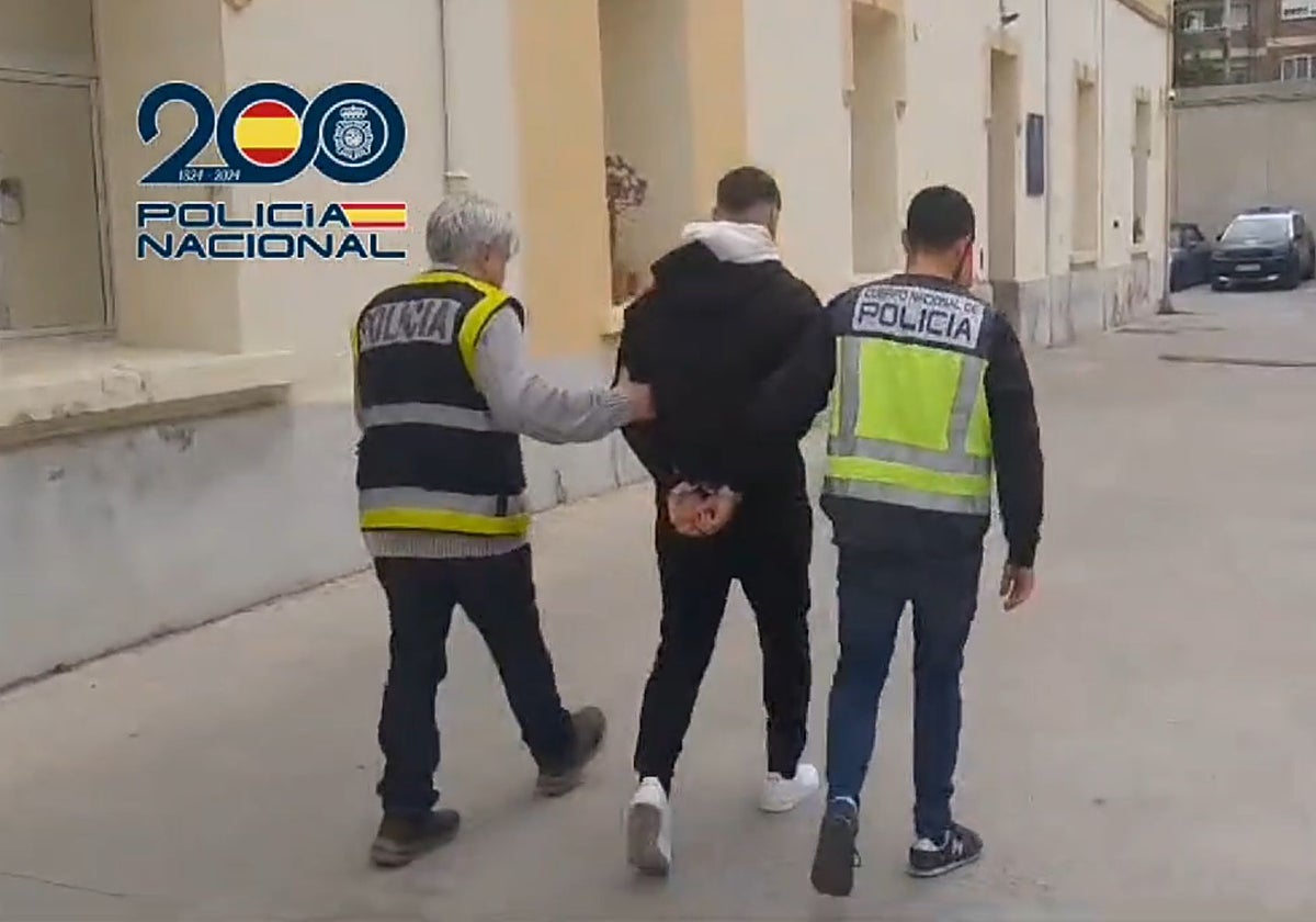 Imagen de la detención de uno de los presuntos agresores