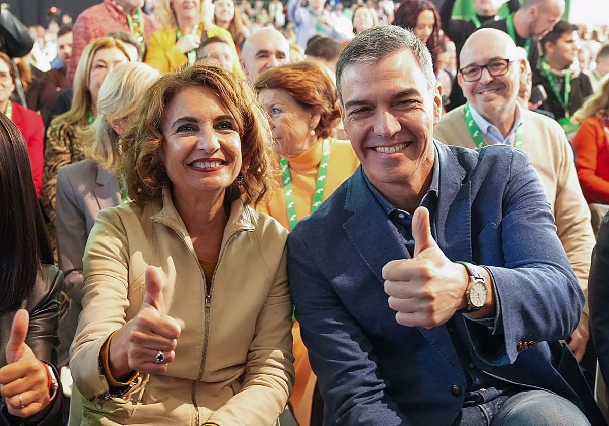La secretaria general del PSOE-A, María Jesús Montero, y el secretario general del PSOE y presidente del Gobierno, Pedro Sánchez, en el acto de cierre del XV Congreso Regional del PSOE-A en Armilla (Granada)